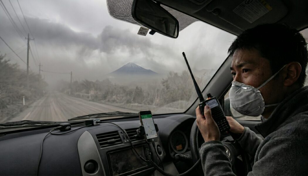 スマホが使えない！火山灰が降る中、アマチュア無線（144/430MHz）は本当に通信できるのか？