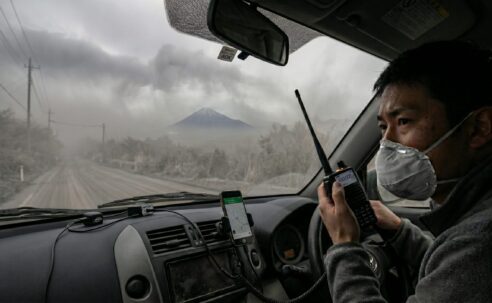 スマホが使えない！火山灰が降る中、アマチュア無線（144/430MHz）は本当に通信できるのか？