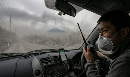 スマホが使えない！火山灰が降る中、アマチュア無線（144/430MHz）は本当に通信できるのか？